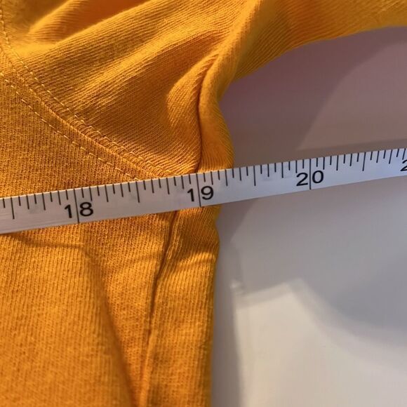 UNIQLO golden yellow short sleeve crewneck T-shirt slight stretch size medium - Picture 7 of 8